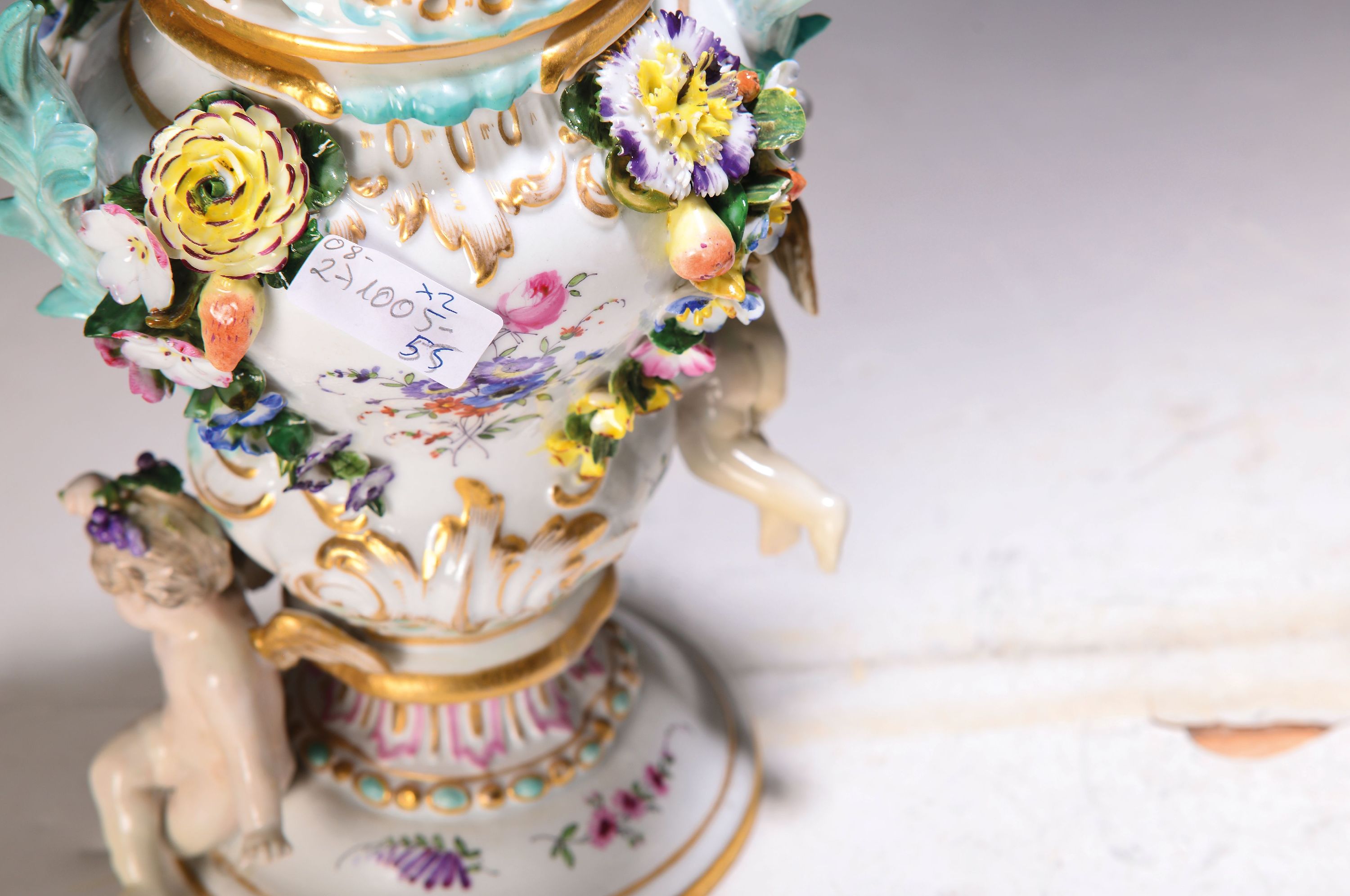 Detail b: Paar Potpourri-Vasen, nach Vorbild von Meissen, Porzellan, Deckel mit Durchbrucharbeit, applizierte Engel, Blüten und Blätter, Goldstaffage, leicht ...