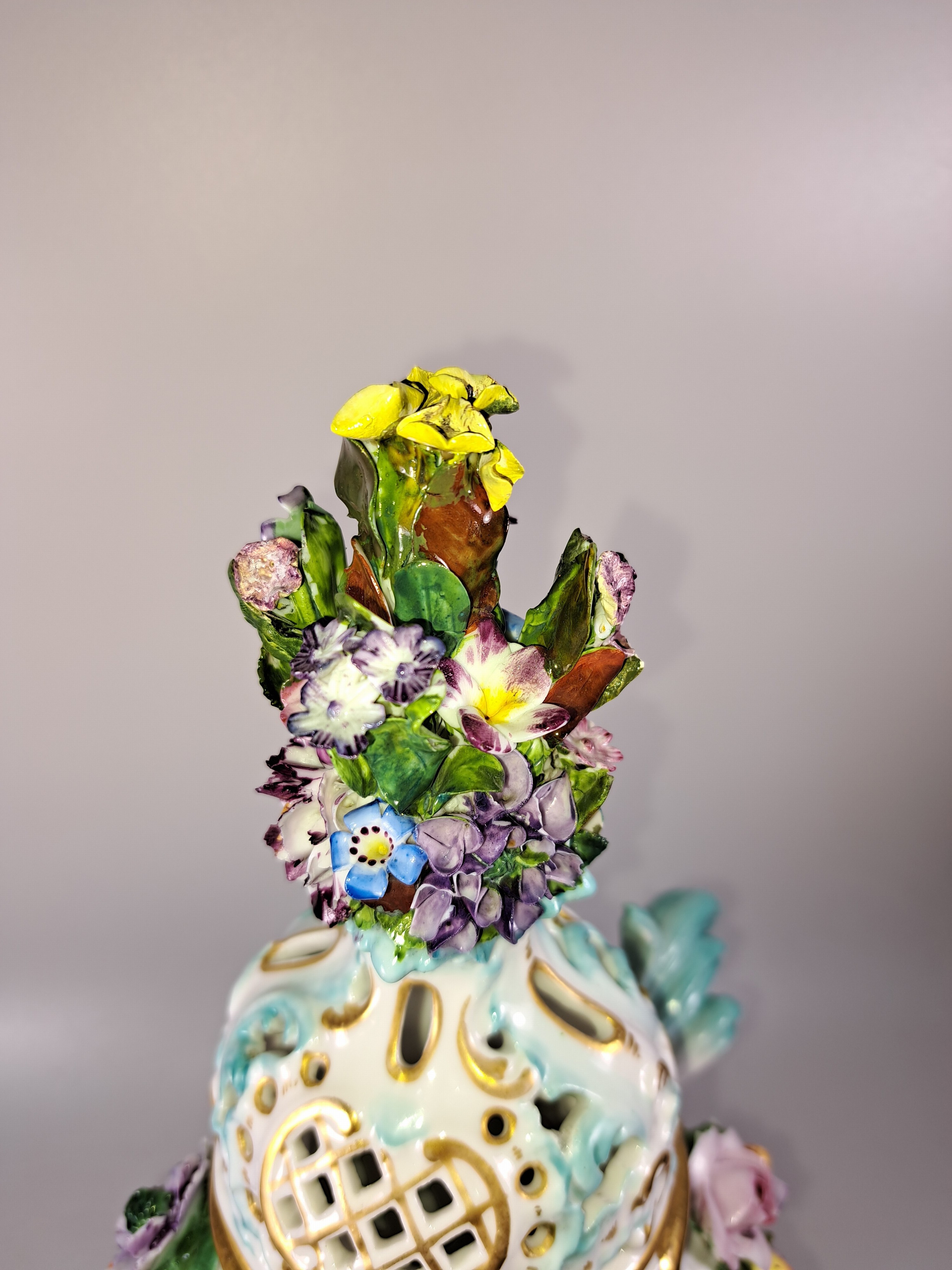 Detail i: Paar Potpourri-Vasen, nach Vorbild von Meissen, Porzellan, Deckel mit Durchbrucharbeit, applizierte Engel, Blüten und Blätter, Goldstaffage, leicht ...