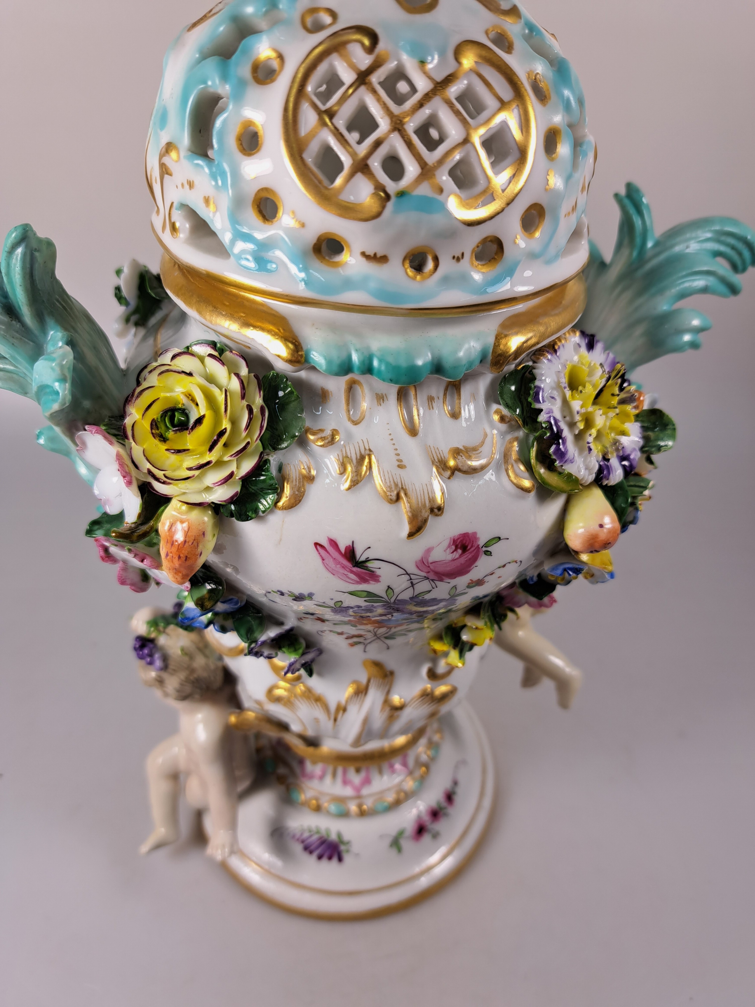 Detail m: Paar Potpourri-Vasen, nach Vorbild von Meissen, Porzellan, Deckel mit Durchbrucharbeit, applizierte Engel, Blüten und Blätter, Goldstaffage, leicht ...