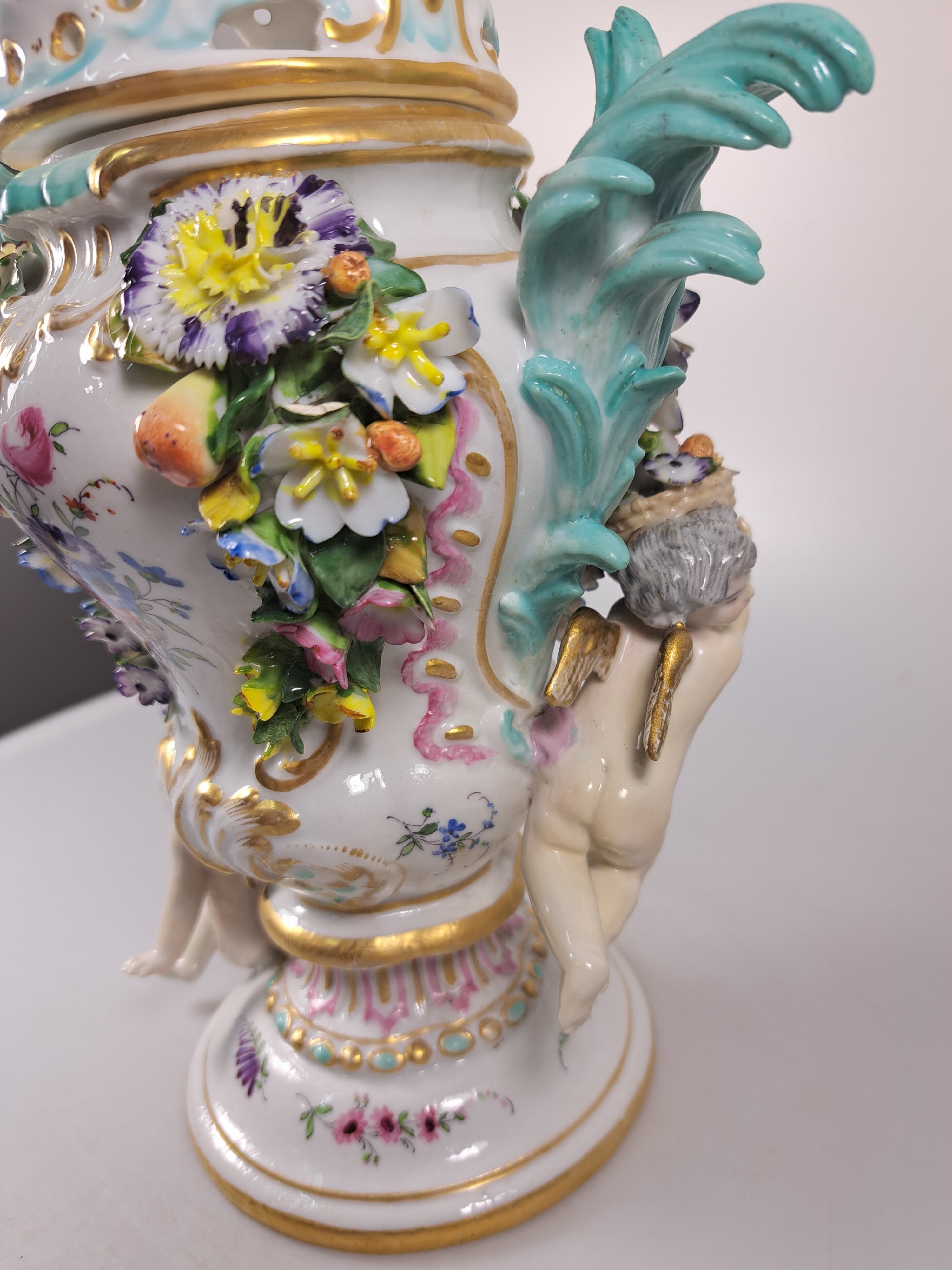 Detail o: Paar Potpourri-Vasen, nach Vorbild von Meissen, Porzellan, Deckel mit Durchbrucharbeit, applizierte Engel, Blüten und Blätter, Goldstaffage, leicht ...