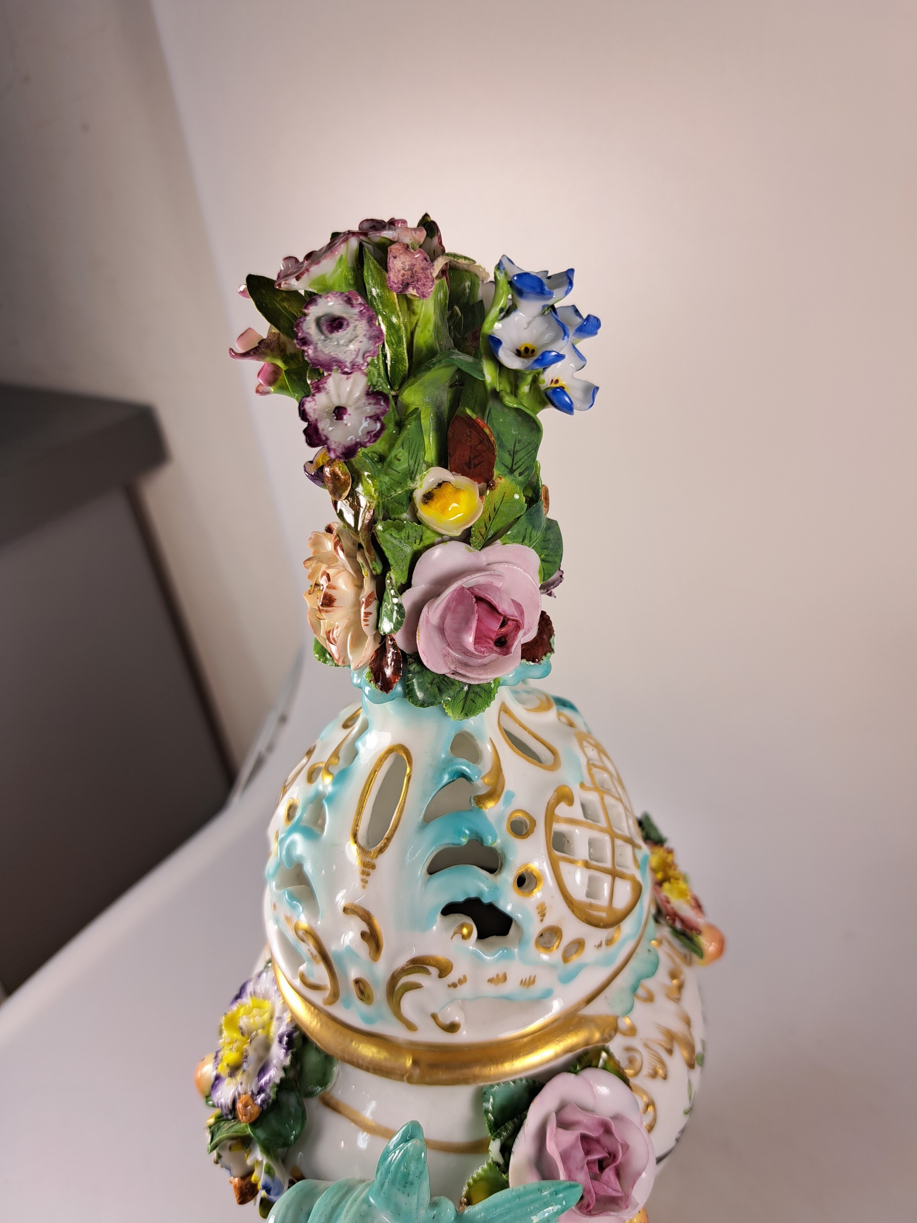 Detail q: Paar Potpourri-Vasen, nach Vorbild von Meissen, Porzellan, Deckel mit Durchbrucharbeit, applizierte Engel, Blüten und Blätter, Goldstaffage, leicht ...