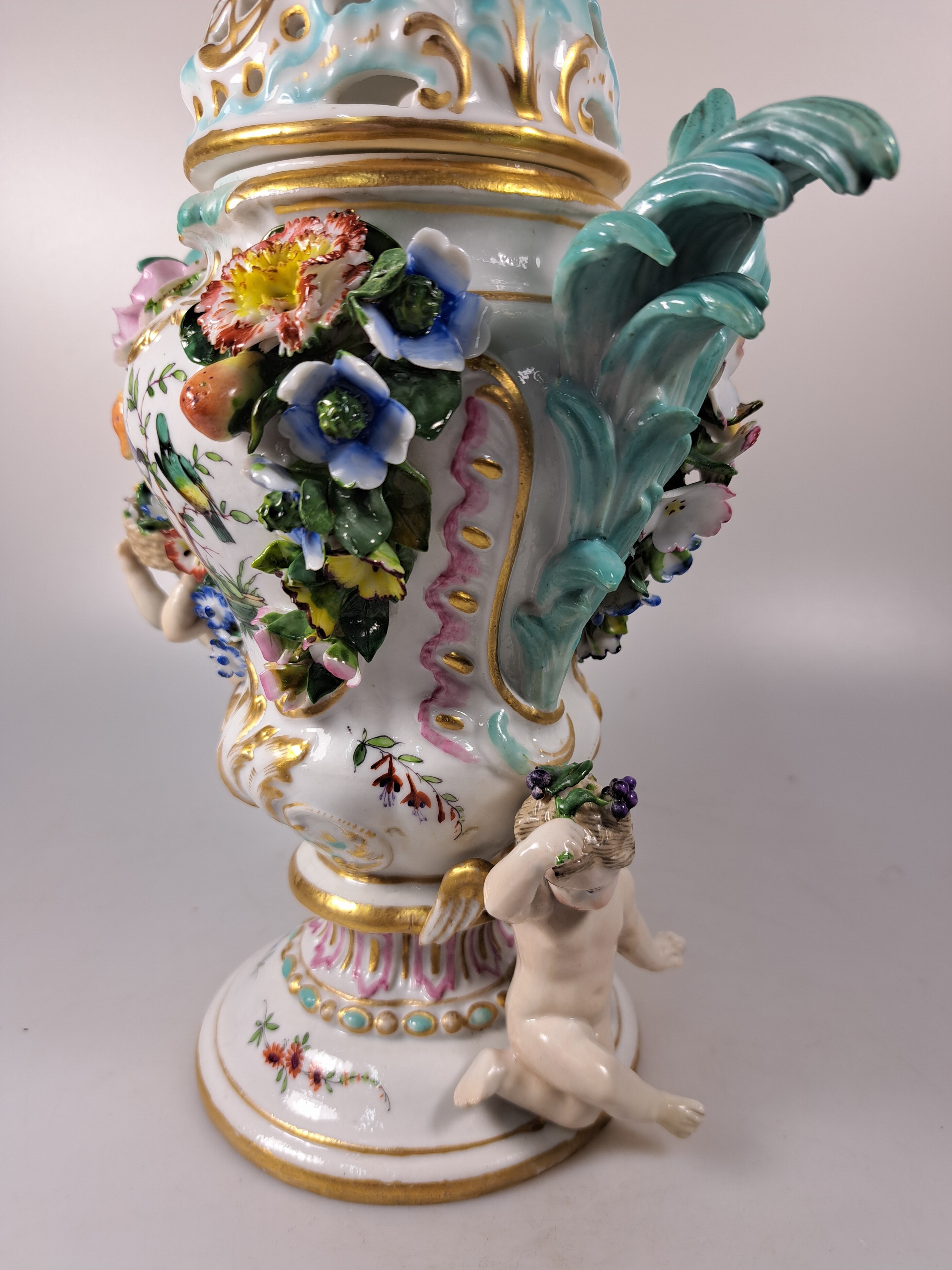 Detail s: Paar Potpourri-Vasen, nach Vorbild von Meissen, Porzellan, Deckel mit Durchbrucharbeit, applizierte Engel, Blüten und Blätter, Goldstaffage, leicht ...