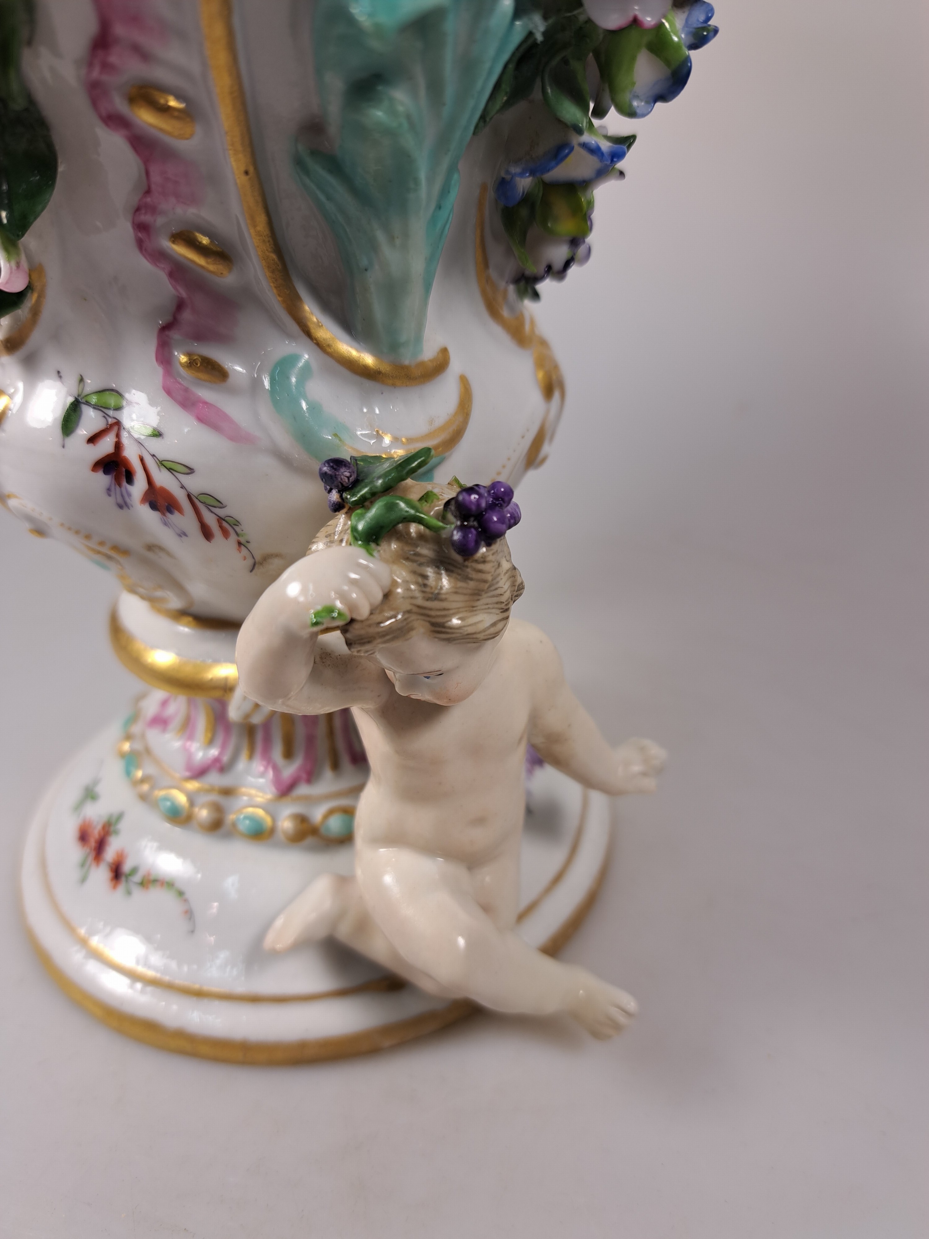 Detail t: Paar Potpourri-Vasen, nach Vorbild von Meissen, Porzellan, Deckel mit Durchbrucharbeit, applizierte Engel, Blüten und Blätter, Goldstaffage, leicht ...