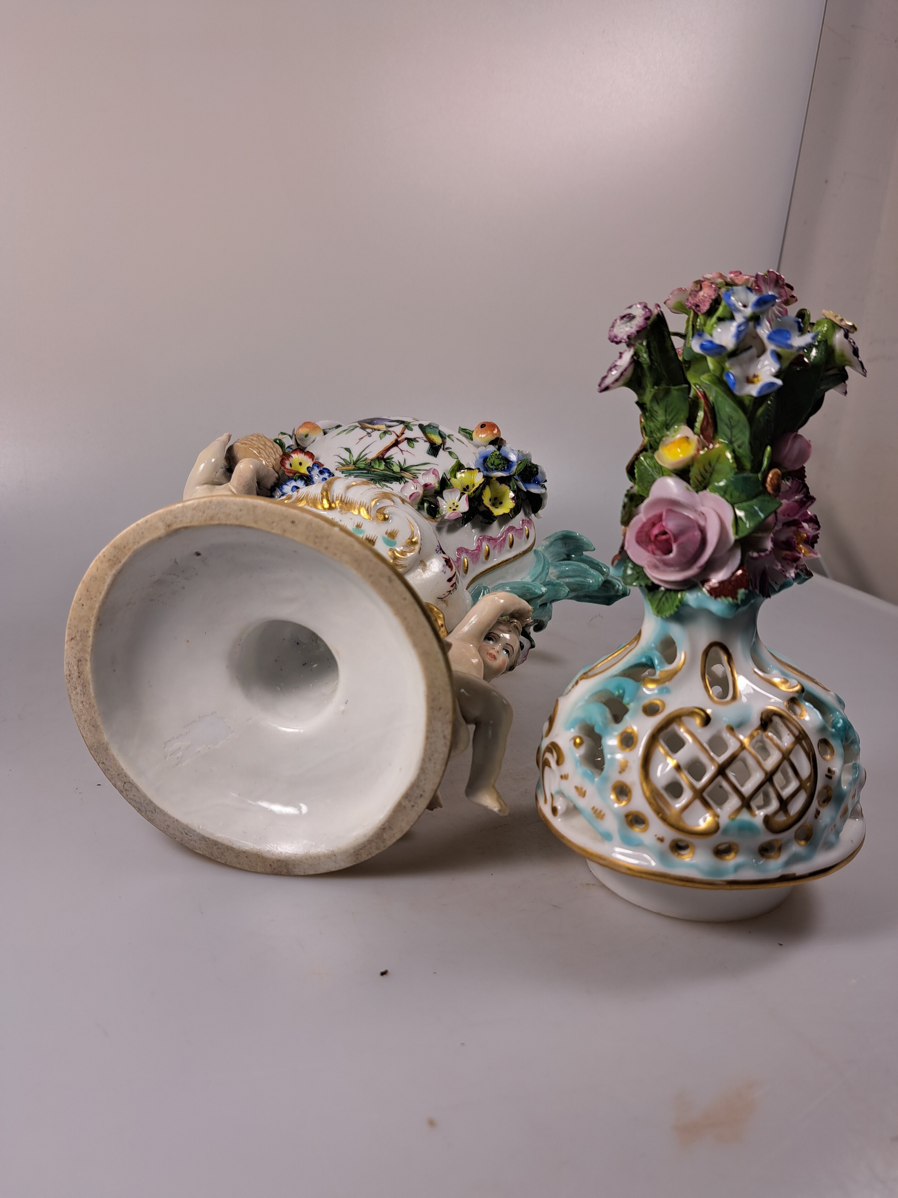 Detail v: Paar Potpourri-Vasen, nach Vorbild von Meissen, Porzellan, Deckel mit Durchbrucharbeit, applizierte Engel, Blüten und Blätter, Goldstaffage, leicht ...