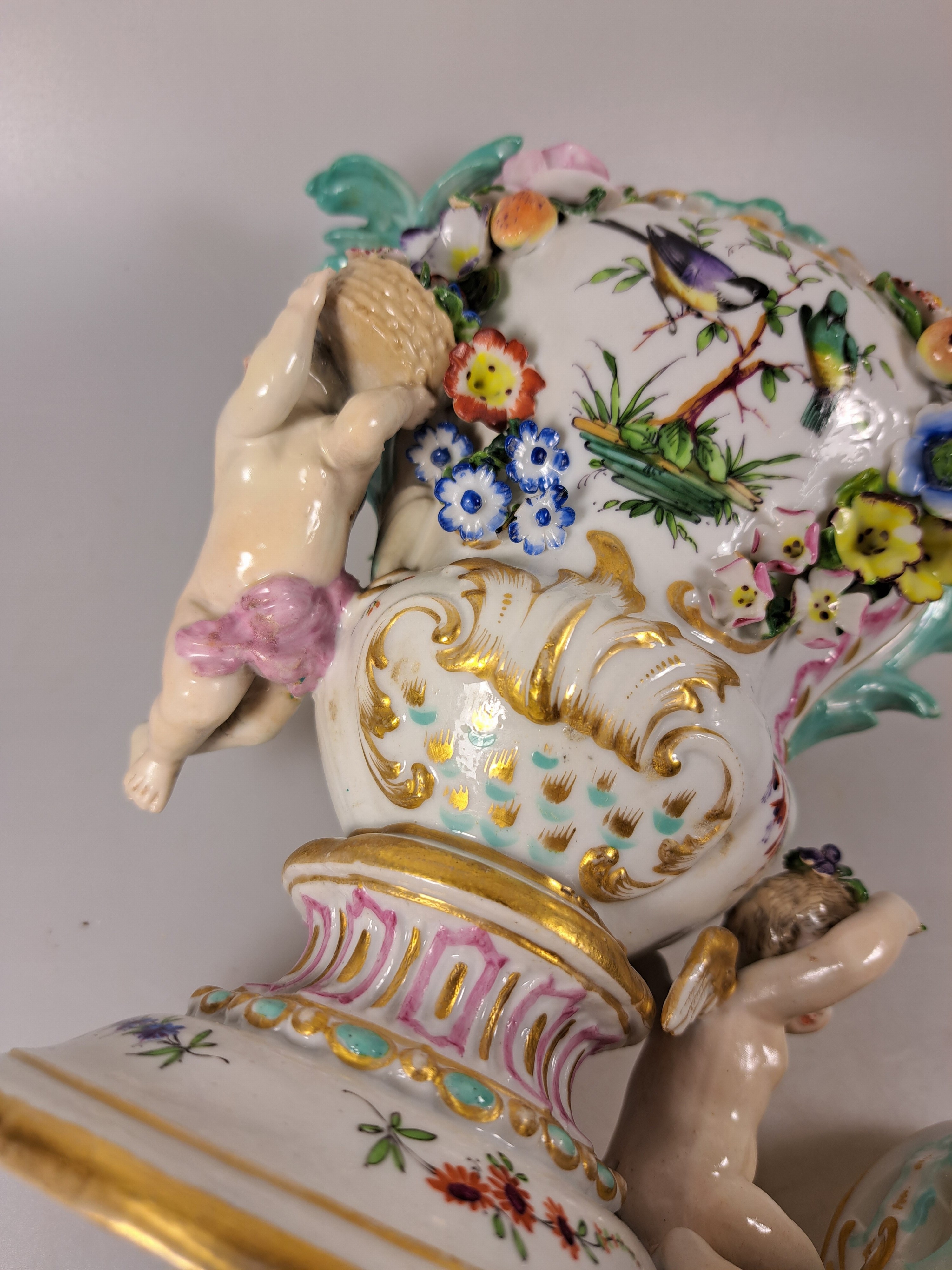 Detail w: Paar Potpourri-Vasen, nach Vorbild von Meissen, Porzellan, Deckel mit Durchbrucharbeit, applizierte Engel, Blüten und Blätter, Goldstaffage, leicht ...