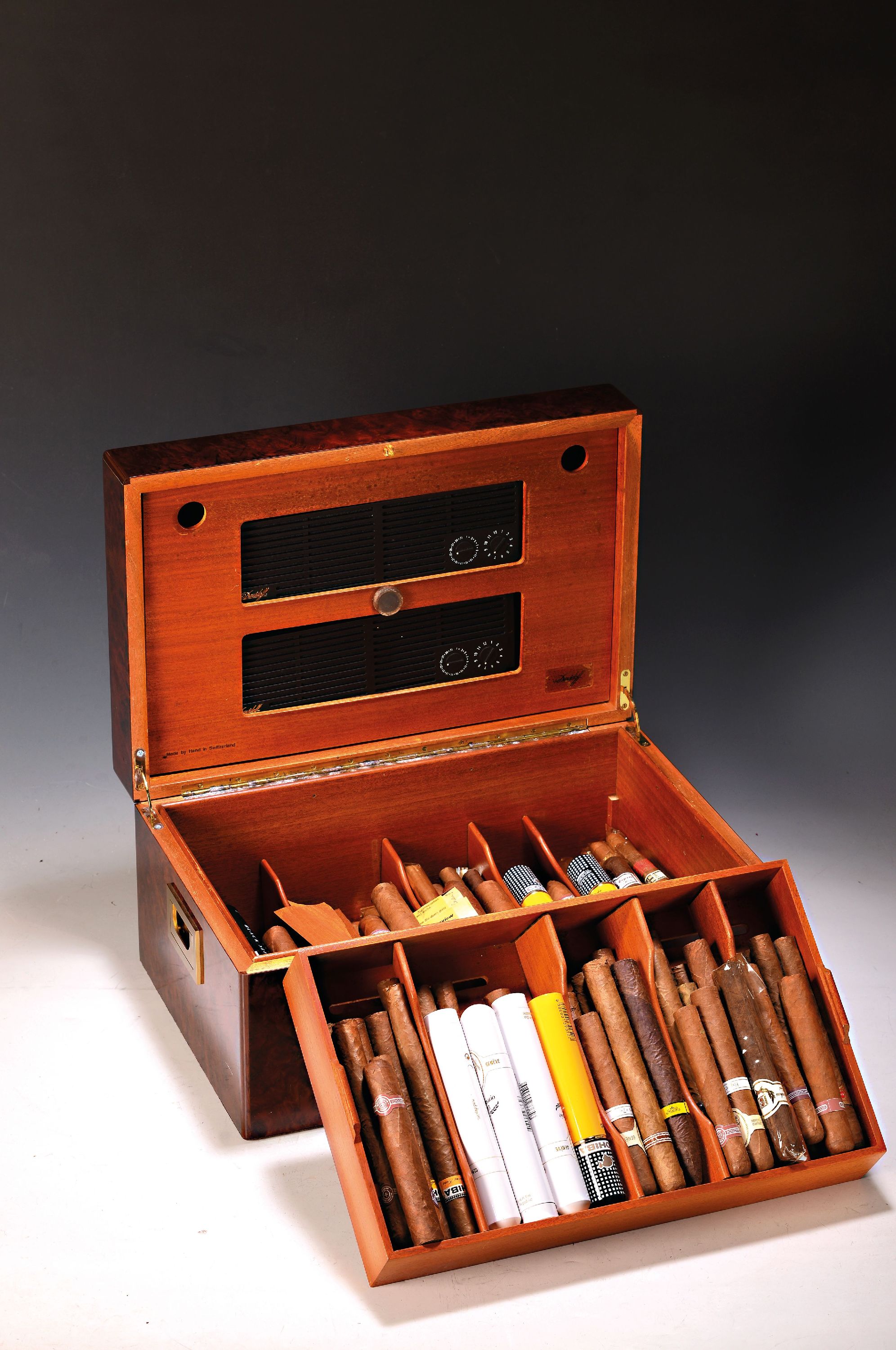 Detail a: Humidor, Davidoff, 20. Jh., Mahagoni mit Wurzelfurnier, seitlich mit versenkten Griffen in Messing, herausnehmbarer Einlegeboden, gefüllt mit ...