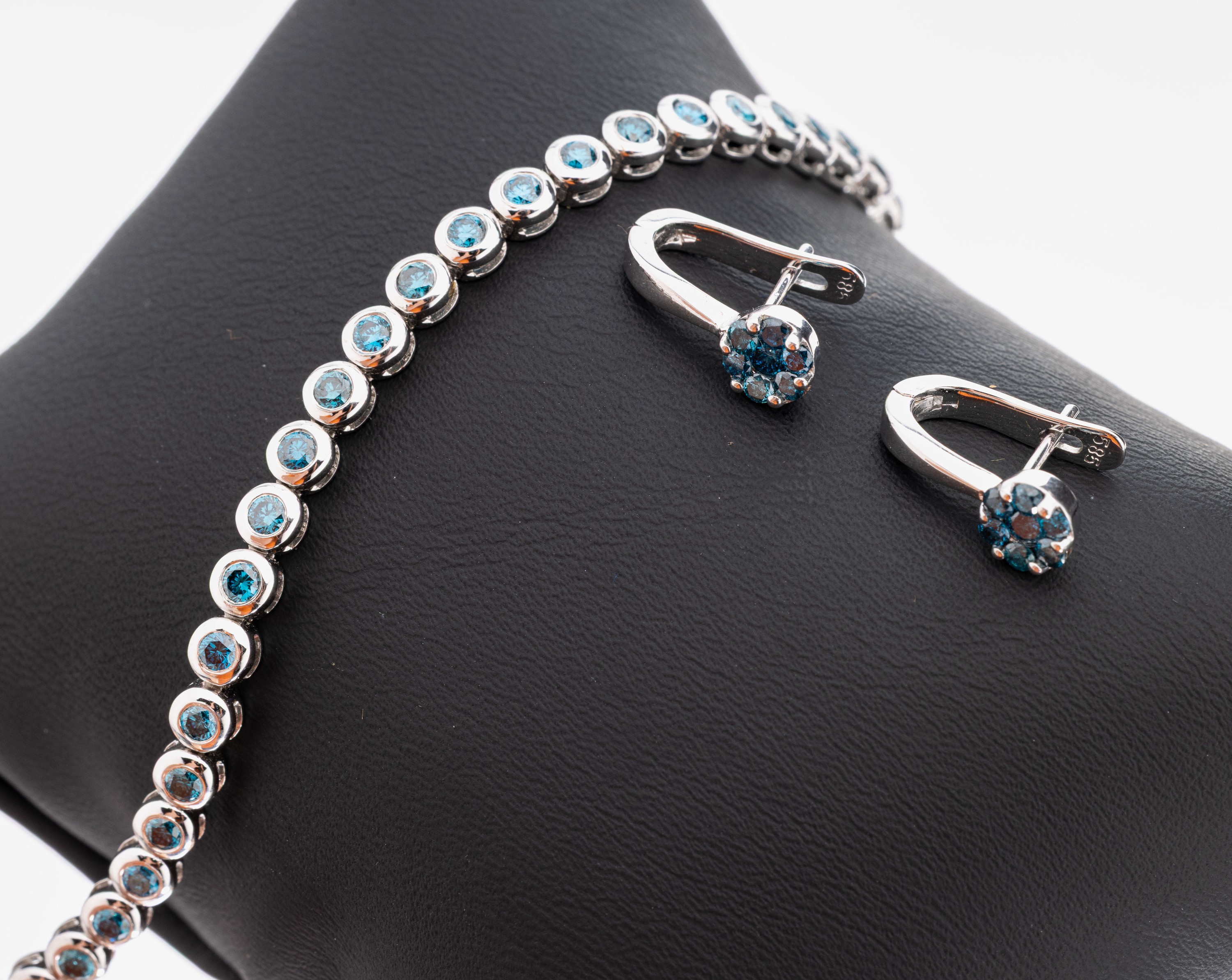 Detail a: 14/18 kt Gold Diamant Schmuckset, best. aus: Armband WG 750/000 besetzt mit 44 Brillanten zus. ca. 2.20 ct Blau(beh.)/si, L. ca. 18 cm, ...