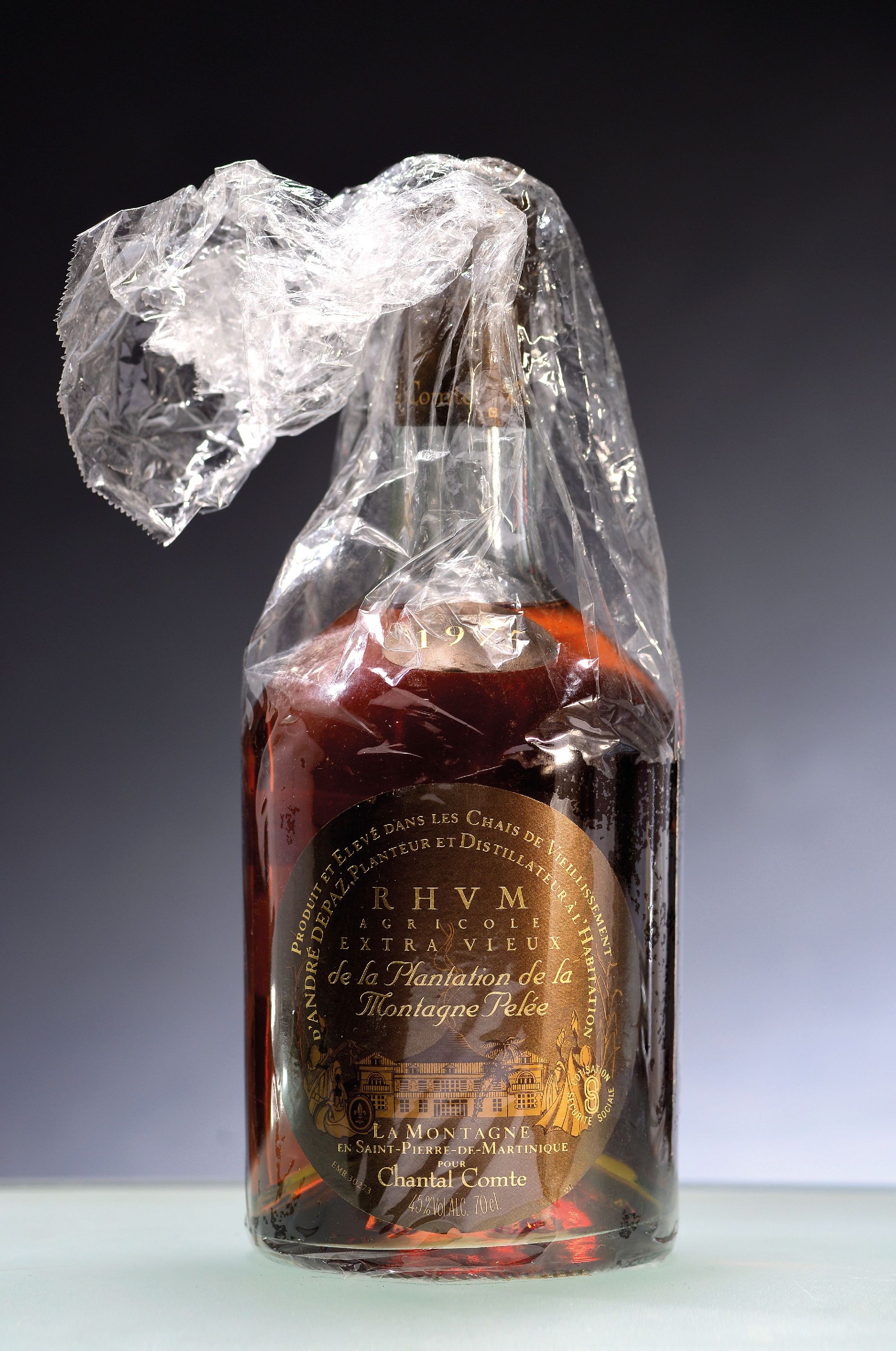 Image 26968855 - 1 Flasche 1975 Chantal Comte Plantation de la Montagne Pelee Rhum, Saint-Pierre-de ...