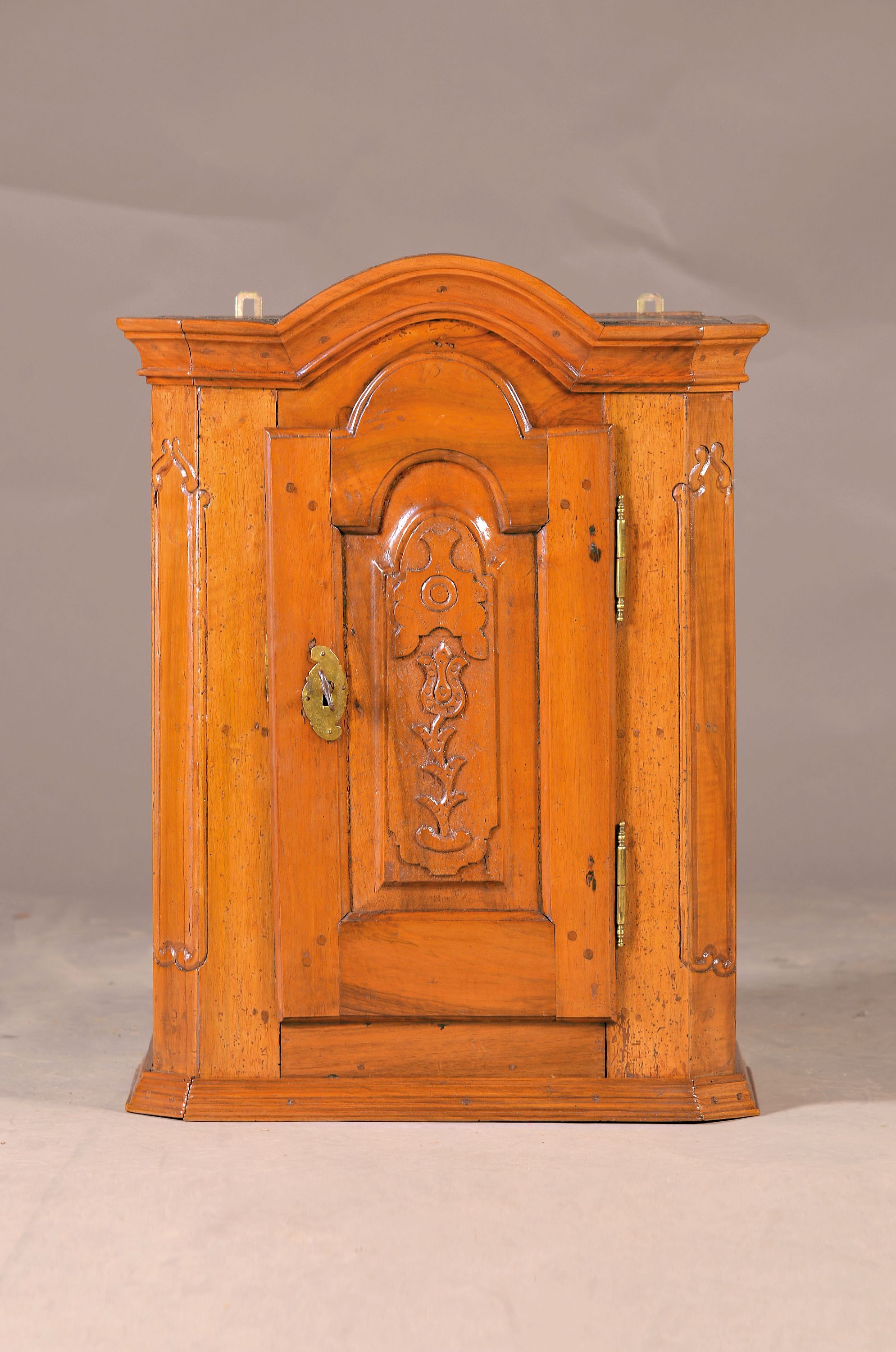 Image 26968863 - Hängeschränkchen, Barock, um 1760, Nussbaum massiv, leicht abgeflachte Seiten, ...
