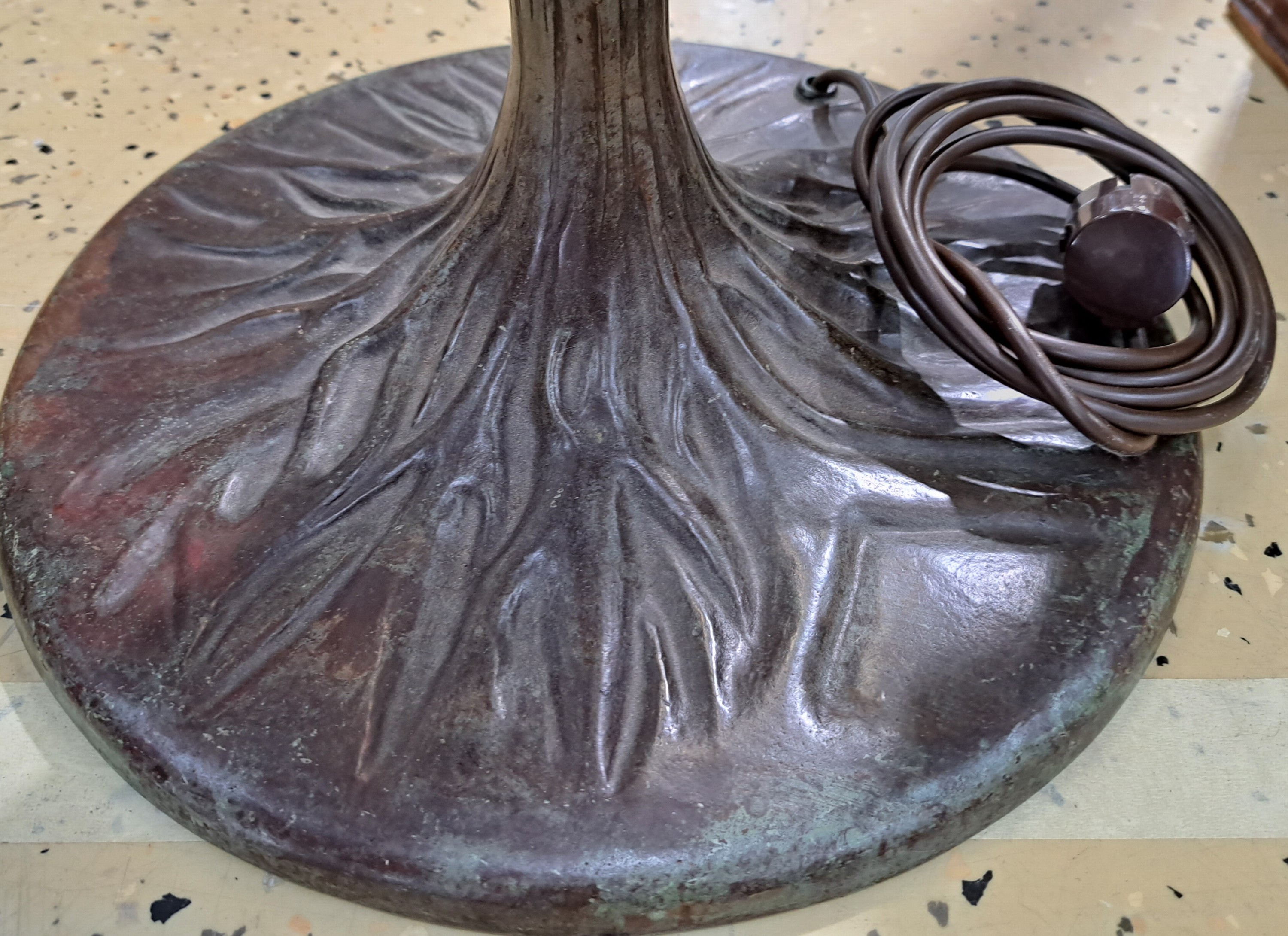 Detail b: Stehlampe im Tiffanystil, wohl 80er Jahre, Bronzefuß in Form eines Baumstammes, patiniert, glockenförmiger Schirm mit buntem Mosaikglas, Blumen- ...
