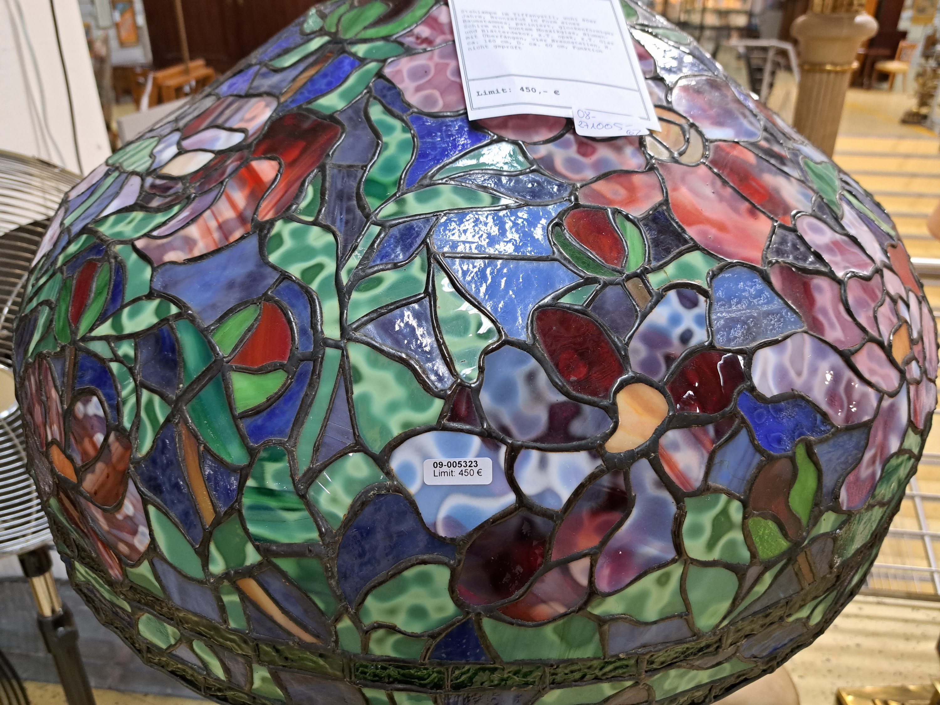 Detail c: Stehlampe im Tiffanystil, wohl 80er Jahre, Bronzefuß in Form eines Baumstammes, patiniert, glockenförmiger Schirm mit buntem Mosaikglas, Blumen- ...