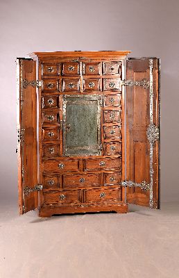 26968803a - Seltener Tresorschrank/ Barock-Schrank, süddeutsch, um 1700, Nußbaum massiv, ...