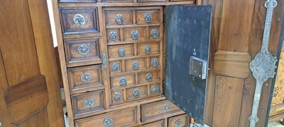 26968803h - Seltener Tresorschrank/ Barock-Schrank, süddeutsch, um 1700, Nußbaum massiv, ...