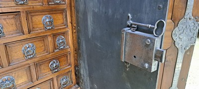 26968803k - Seltener Tresorschrank/ Barock-Schrank, süddeutsch, um 1700, Nußbaum massiv, ...