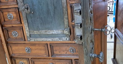 26968803o - Seltener Tresorschrank/ Barock-Schrank, süddeutsch, um 1700, Nußbaum massiv, ...