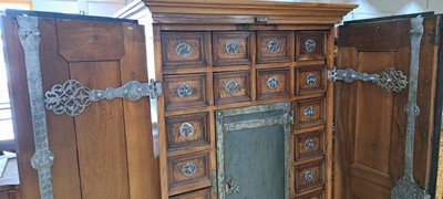 26968803q - Seltener Tresorschrank/ Barock-Schrank, süddeutsch, um 1700, Nußbaum massiv, ...