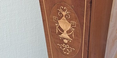 26968806b - Biedermeier-Säule, norddeutsch, um 1830, Mahagonifurnier, aufwendig intarsiert mit ...