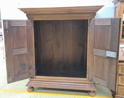26968848a - Barockschrank, 2.H. 18.Jh., Eiche massiv, zweitürig, Türen und Seite mit geschnitzten ...