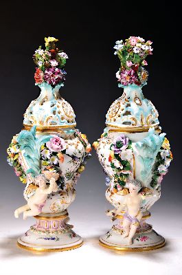 26968852a - Paar Potpourri-Vasen, nach Vorbild von Meissen, Porzellan, Deckel mit Durchbrucharbeit, ...
