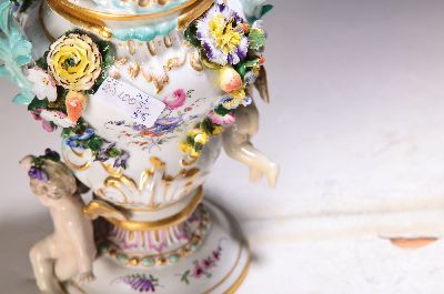 26968852b - Paar Potpourri-Vasen, nach Vorbild von Meissen, Porzellan, Deckel mit Durchbrucharbeit, ...
