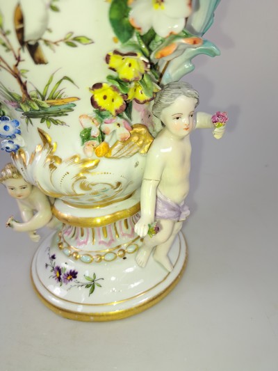 26968852c - Paar Potpourri-Vasen, nach Vorbild von Meissen, Porzellan, Deckel mit Durchbrucharbeit, ...