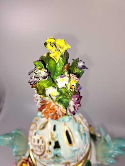 26968852e - Paar Potpourri-Vasen, nach Vorbild von Meissen, Porzellan, Deckel mit Durchbrucharbeit, ...