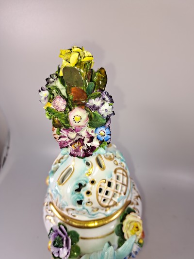 26968852f - Paar Potpourri-Vasen, nach Vorbild von Meissen, Porzellan, Deckel mit Durchbrucharbeit, ...