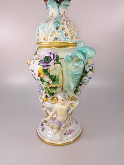 26968852g - Paar Potpourri-Vasen, nach Vorbild von Meissen, Porzellan, Deckel mit Durchbrucharbeit, ...