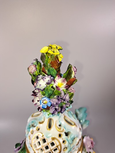 26968852i - Paar Potpourri-Vasen, nach Vorbild von Meissen, Porzellan, Deckel mit Durchbrucharbeit, ...