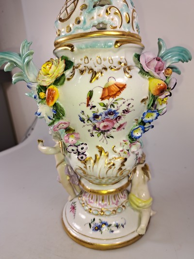 26968852j - Paar Potpourri-Vasen, nach Vorbild von Meissen, Porzellan, Deckel mit Durchbrucharbeit, ...