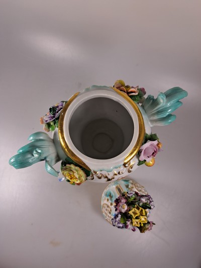 26968852k - Paar Potpourri-Vasen, nach Vorbild von Meissen, Porzellan, Deckel mit Durchbrucharbeit, ...