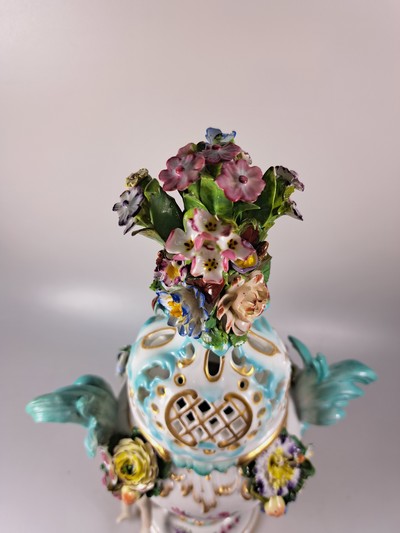 26968852l - Paar Potpourri-Vasen, nach Vorbild von Meissen, Porzellan, Deckel mit Durchbrucharbeit, ...