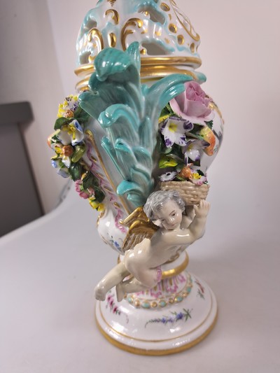 26968852p - Paar Potpourri-Vasen, nach Vorbild von Meissen, Porzellan, Deckel mit Durchbrucharbeit, ...