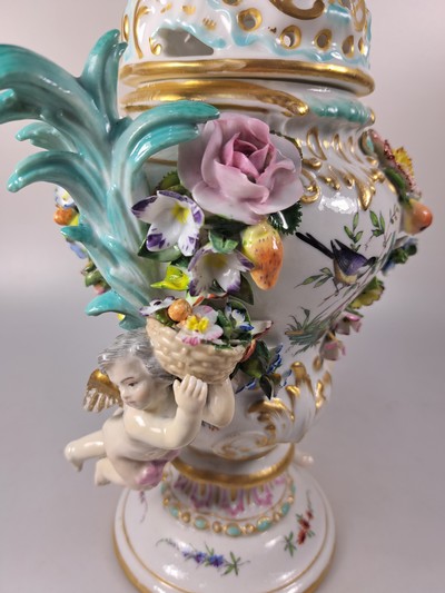 26968852r - Paar Potpourri-Vasen, nach Vorbild von Meissen, Porzellan, Deckel mit Durchbrucharbeit, ...