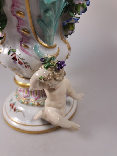 26968852t - Paar Potpourri-Vasen, nach Vorbild von Meissen, Porzellan, Deckel mit Durchbrucharbeit, ...