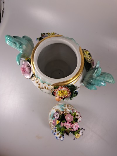 26968852u - Paar Potpourri-Vasen, nach Vorbild von Meissen, Porzellan, Deckel mit Durchbrucharbeit, ...