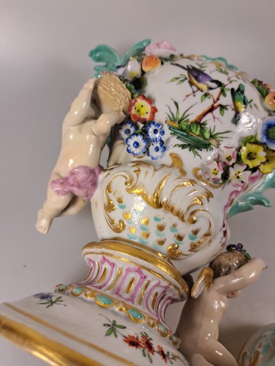 26968852w - Paar Potpourri-Vasen, nach Vorbild von Meissen, Porzellan, Deckel mit Durchbrucharbeit, ...