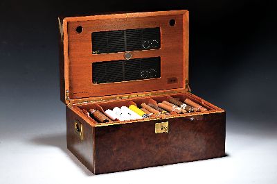 Image 26968853 - Humidor, Davidoff, 20. Jh., Mahagoni mit Wurzelfurnier, seitlich mit versenkten Griffen ...