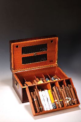 26968853a - Humidor, Davidoff, 20. Jh., Mahagoni mit Wurzelfurnier, seitlich mit versenkten Griffen ...