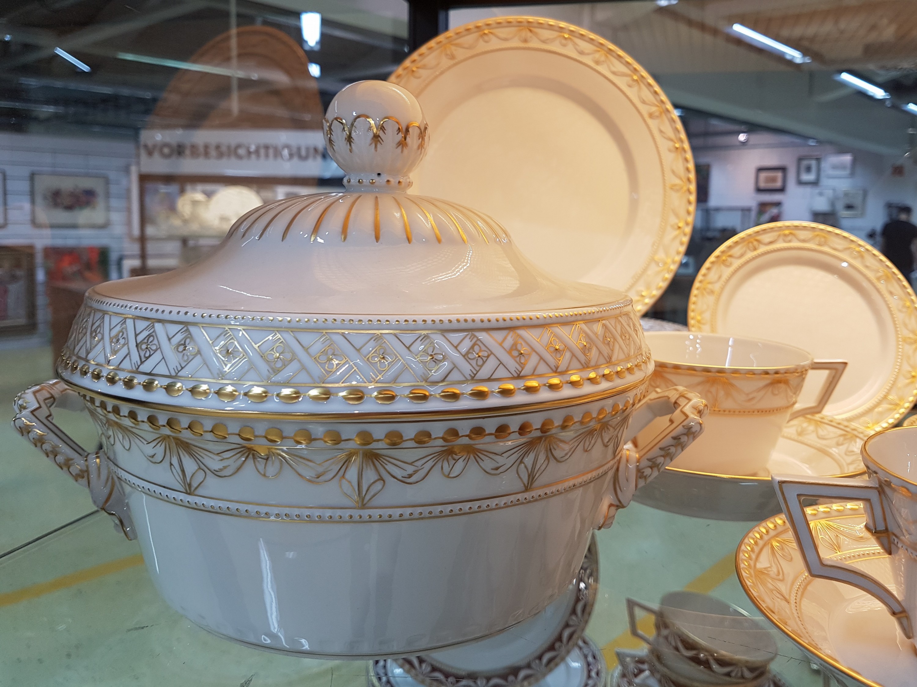 Detail a: Speiseservice für 6 Personen, KPM Berlin, Modell Kurland, mit feinem Golddekor auf dem Randrelief, 6 flache Teller, 5 tiefe Teller, 6 Suppentassen ...