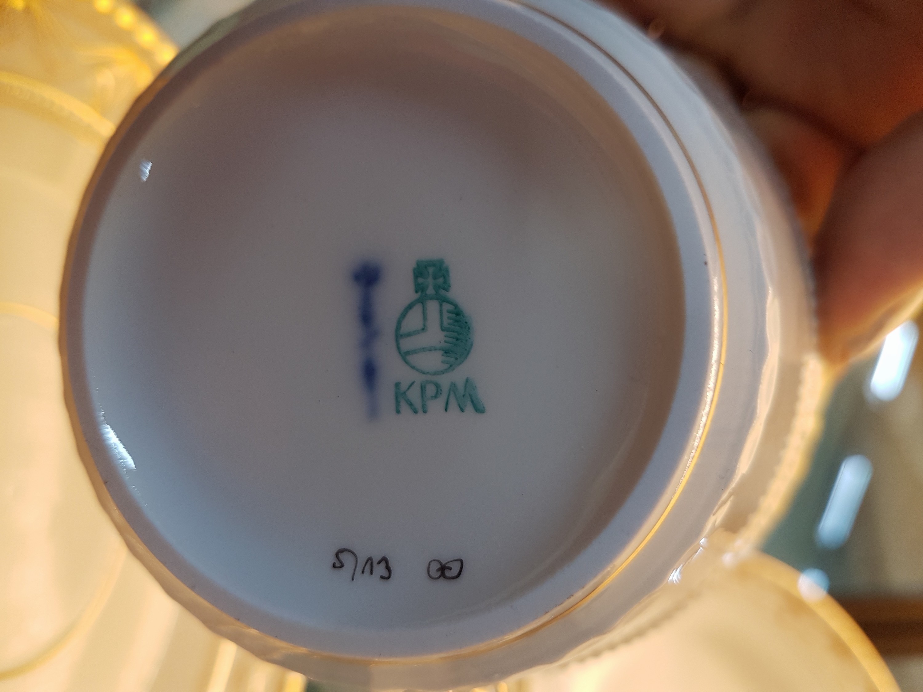 Detail g: Speiseservice für 6 Personen, KPM Berlin, Modell Kurland, mit feinem Golddekor auf dem Randrelief, 6 flache Teller, 5 tiefe Teller, 6 Suppentassen ...