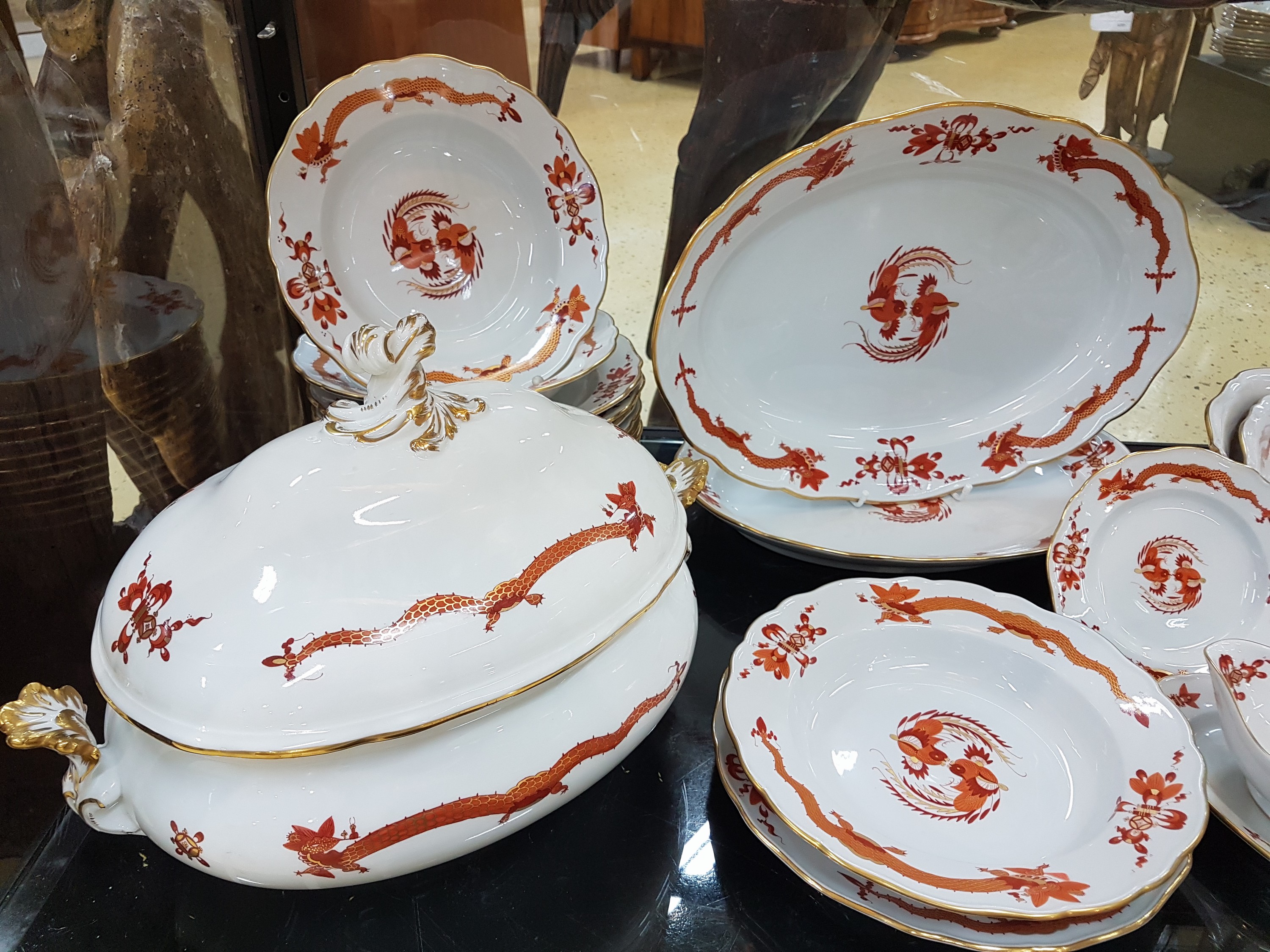 Detail a: Speiseservice, Meissen, 20. Jh., 1. Wahl, Dekor roter Hofdrache goldschattiert, 11 flache Teller, 3 tiefe Teller (davon einer 2. Wahl), 6 ...