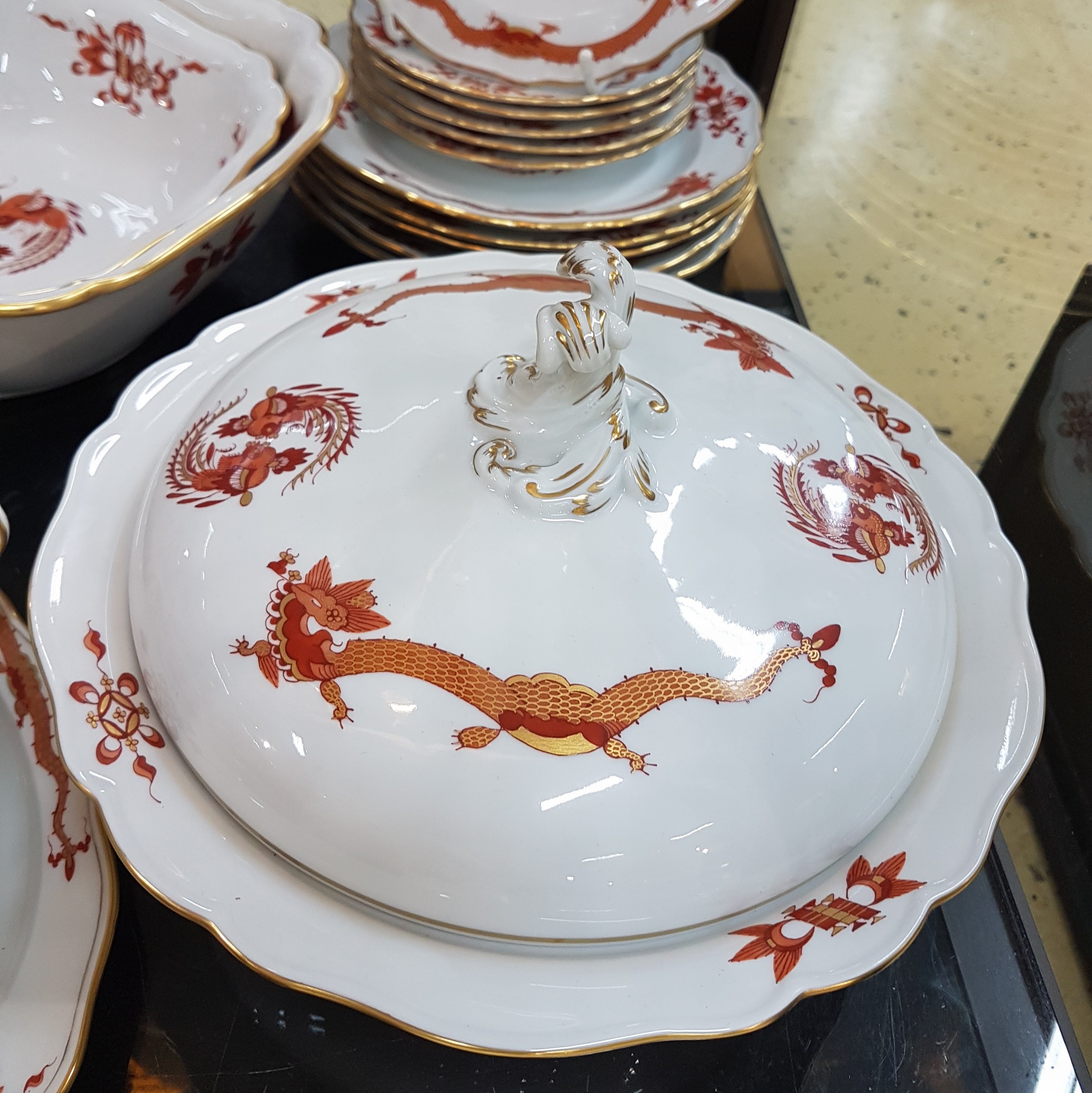 Detail f: Speiseservice, Meissen, 20. Jh., 1. Wahl, Dekor roter Hofdrache goldschattiert, 11 flache Teller, 3 tiefe Teller (davon einer 2. Wahl), 6 ...