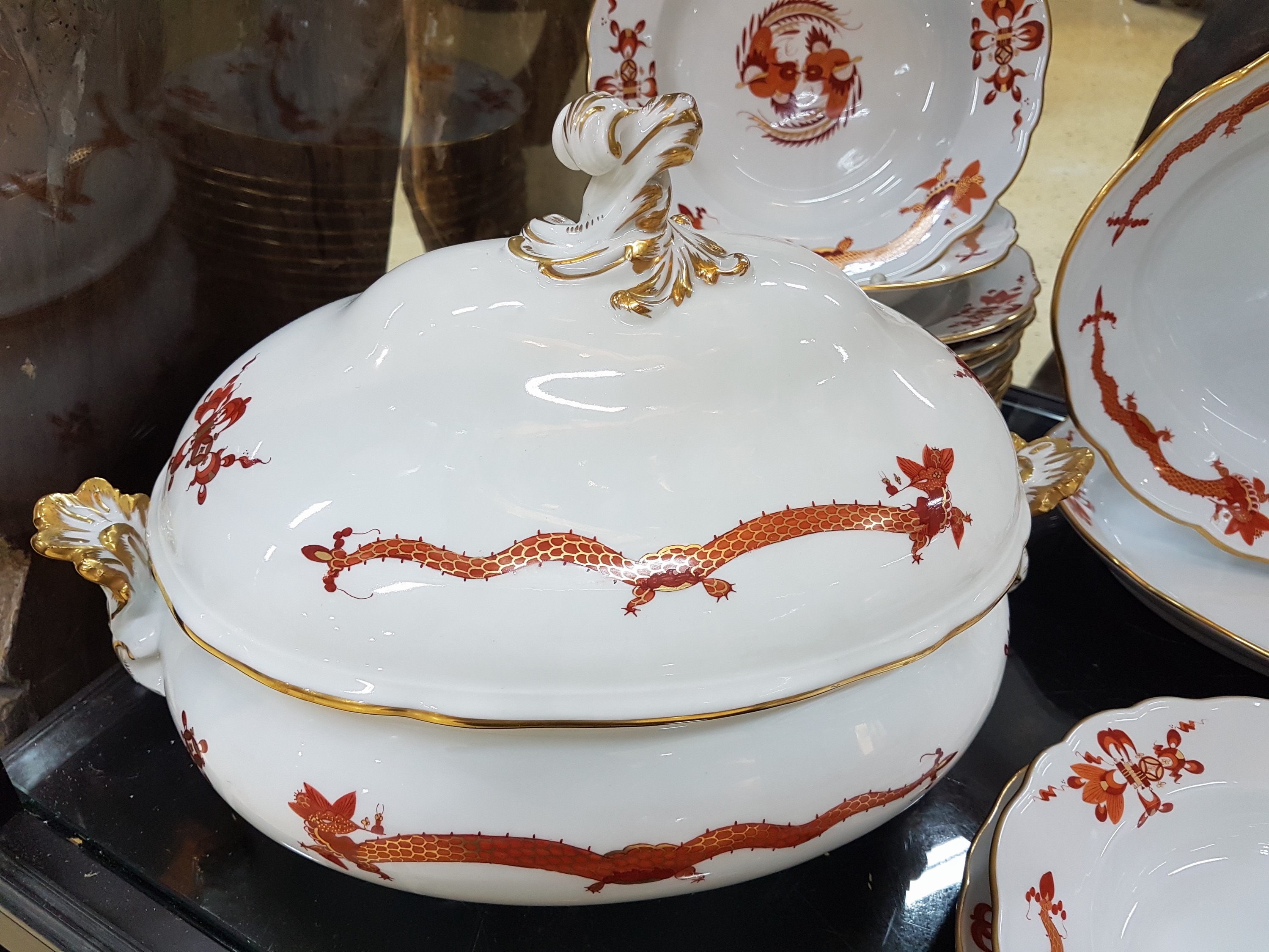 Detail h: Speiseservice, Meissen, 20. Jh., 1. Wahl, Dekor roter Hofdrache goldschattiert, 11 flache Teller, 3 tiefe Teller (davon einer 2. Wahl), 6 ...