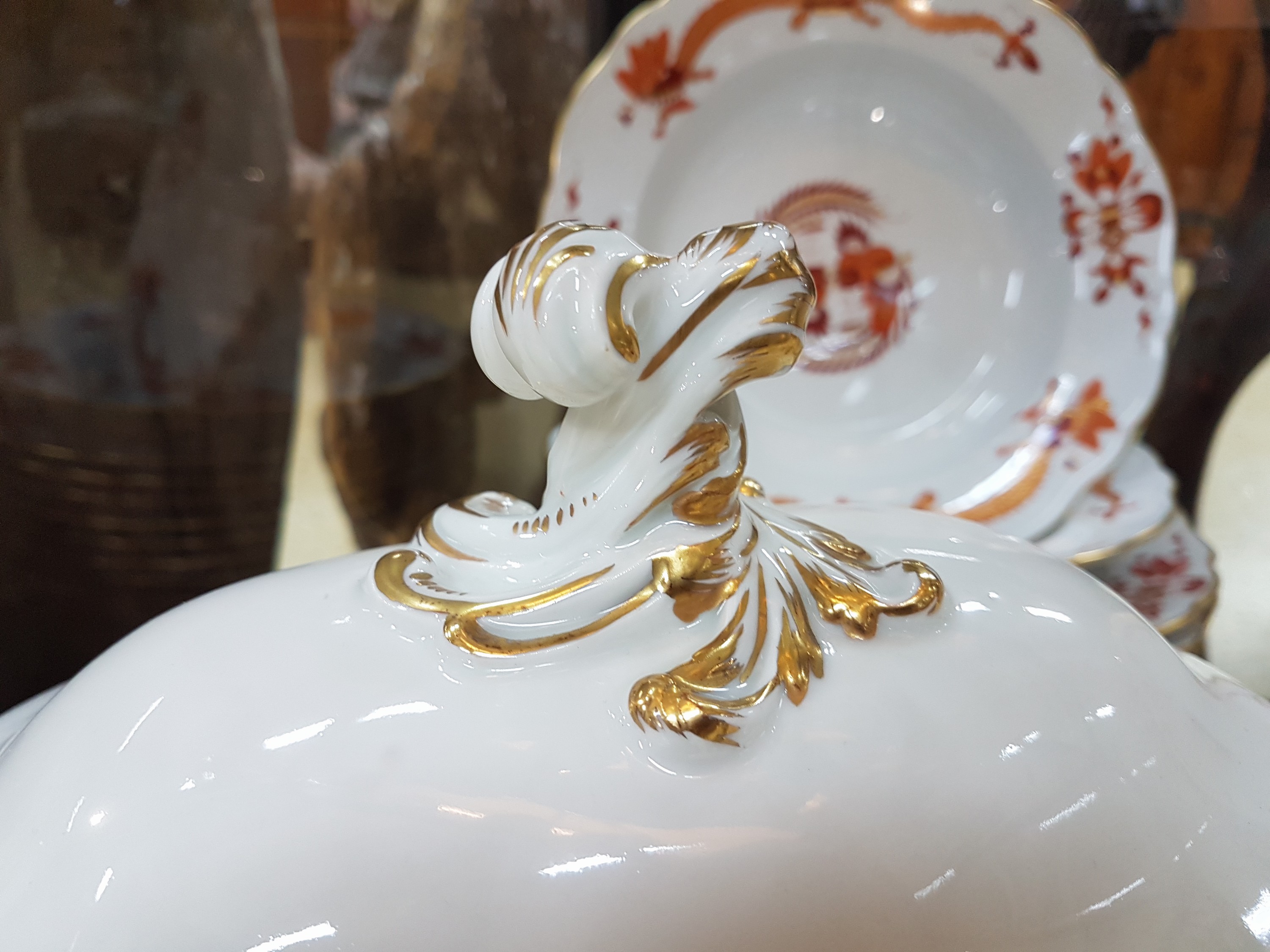 Detail i: Speiseservice, Meissen, 20. Jh., 1. Wahl, Dekor roter Hofdrache goldschattiert, 11 flache Teller, 3 tiefe Teller (davon einer 2. Wahl), 6 ...