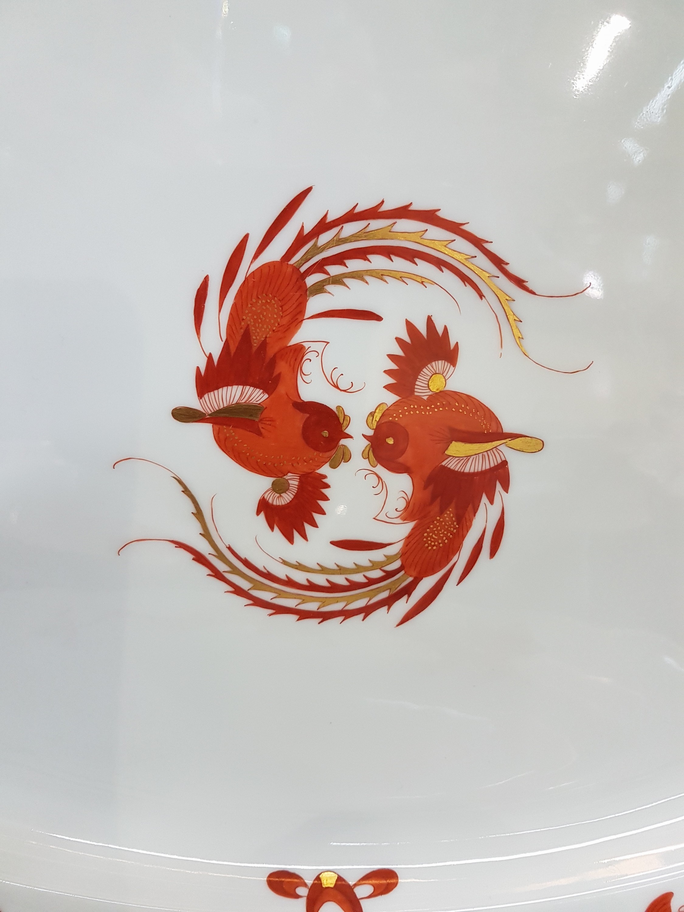 Detail k: Speiseservice, Meissen, 20. Jh., 1. Wahl, Dekor roter Hofdrache goldschattiert, 11 flache Teller, 3 tiefe Teller (davon einer 2. Wahl), 6 ...