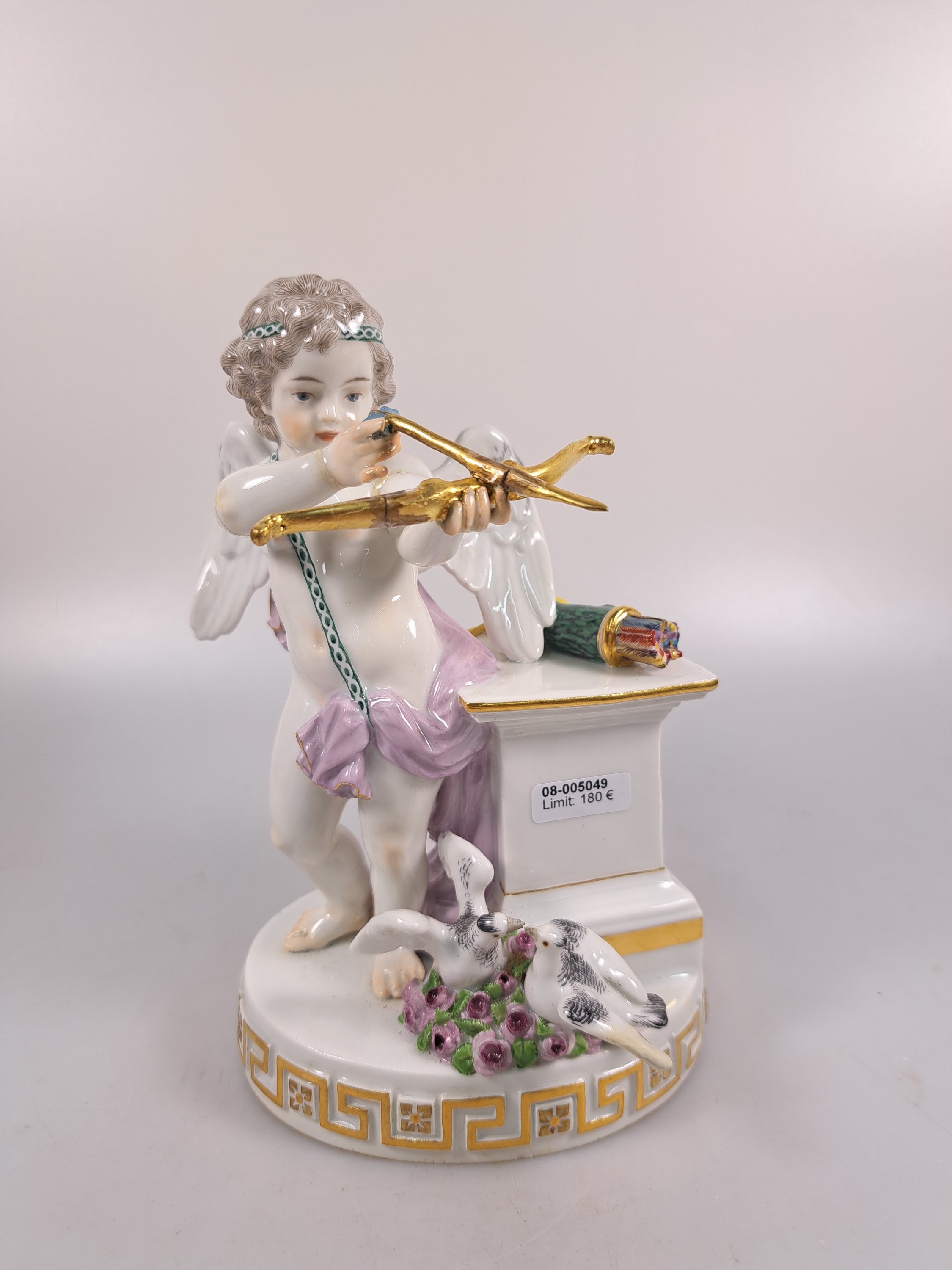 Detail a: Porzellanfigur, Meissen, um 1890, Amor mit Pfeil und Bogen, Entwurf M.V. Acier, Porzellan, bemalt, Goldstaffage, mehrfach geklebt bzw. restauriert, ...