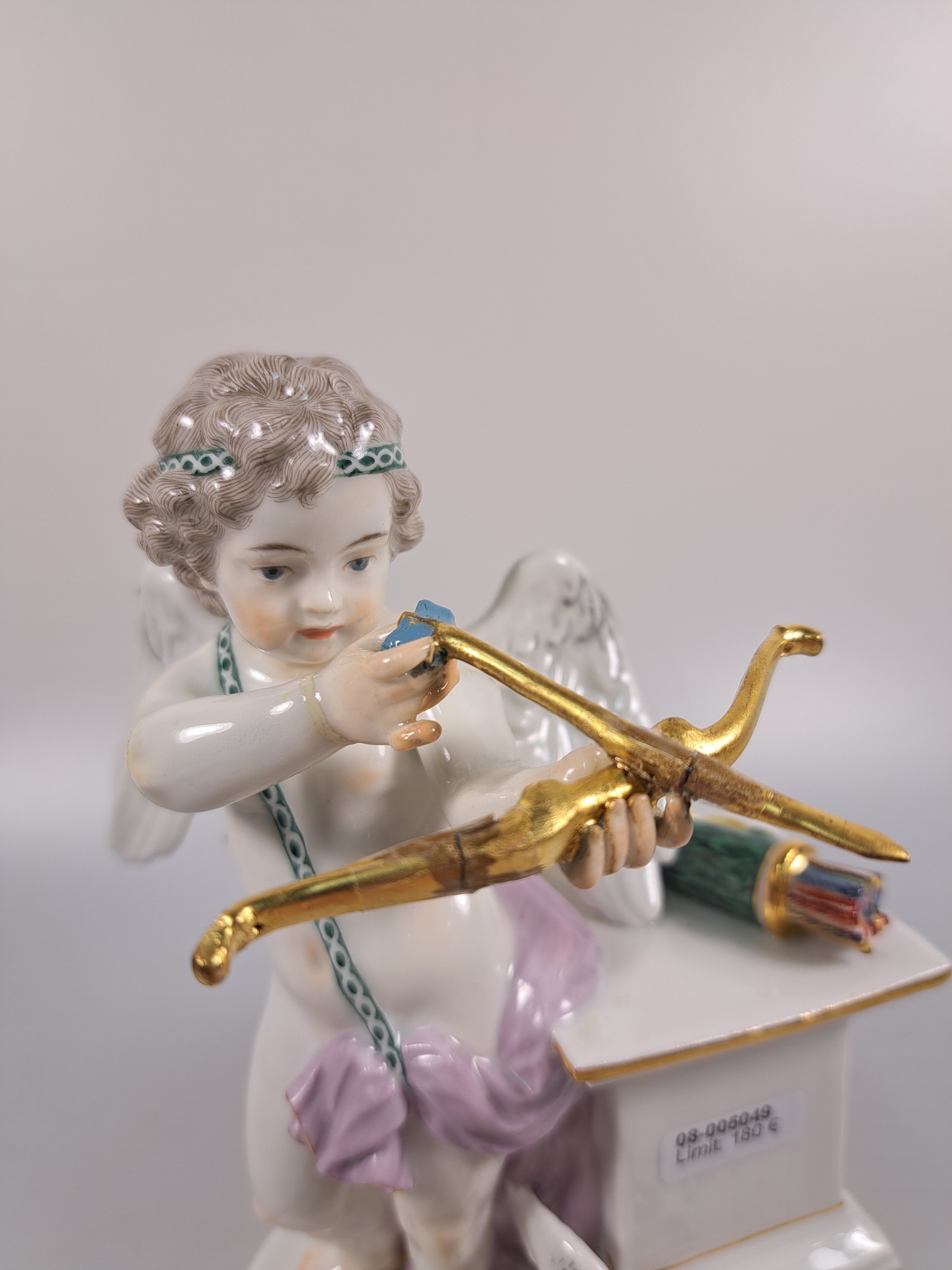Detail b: Porzellanfigur, Meissen, um 1890, Amor mit Pfeil und Bogen, Entwurf M.V. Acier, Porzellan, bemalt, Goldstaffage, mehrfach geklebt bzw. restauriert, ...