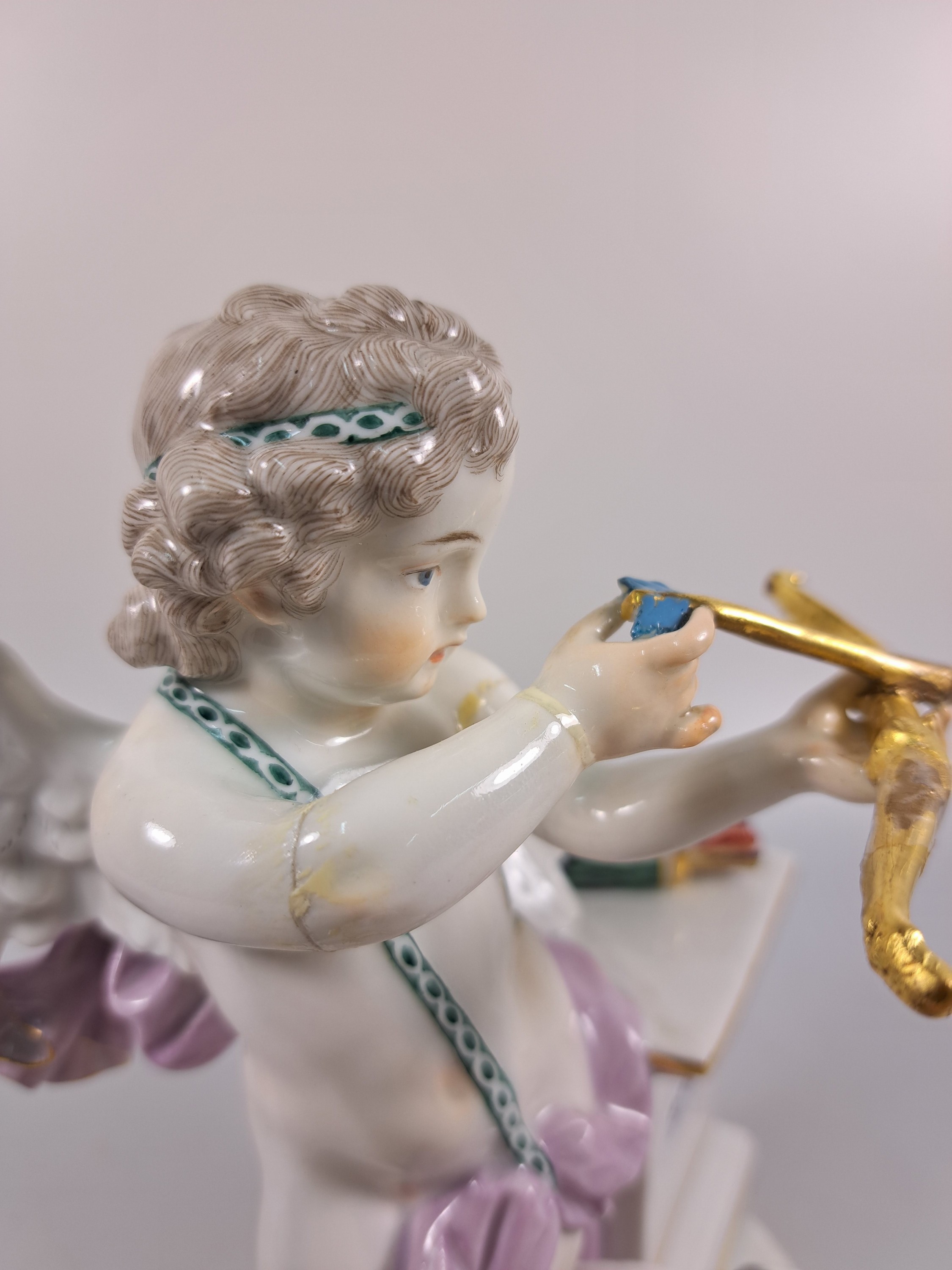 Detail d: Porzellanfigur, Meissen, um 1890, Amor mit Pfeil und Bogen, Entwurf M.V. Acier, Porzellan, bemalt, Goldstaffage, mehrfach geklebt bzw. restauriert, ...