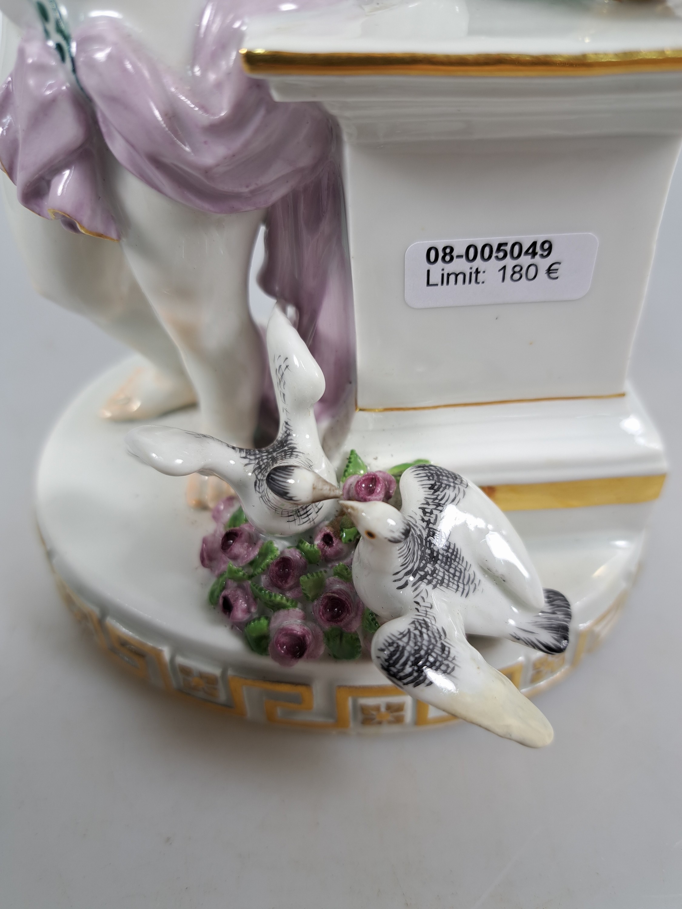Detail e: Porzellanfigur, Meissen, um 1890, Amor mit Pfeil und Bogen, Entwurf M.V. Acier, Porzellan, bemalt, Goldstaffage, mehrfach geklebt bzw. restauriert, ...